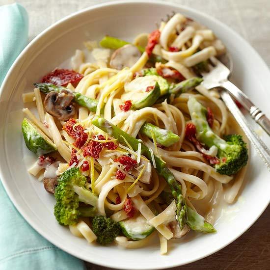 Fettuccine Alfredo with Sun-Dried Tomatoes and Veggies